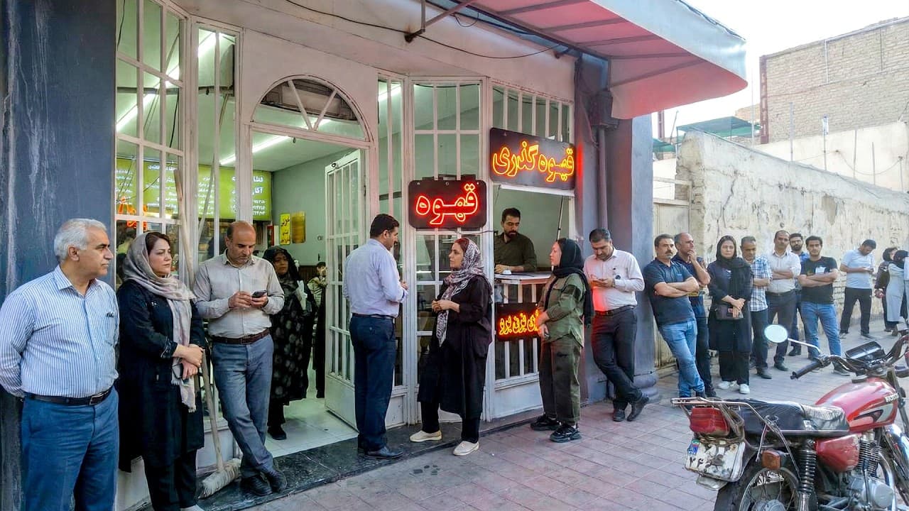 Non-Stop Crowds for This Iranian Café’s Omelets and Dizi